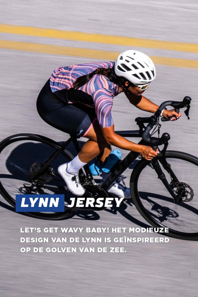 Vrouwlijke wielrenner fietsend op asfalt met het Lynn fietsshirt uit de zomercollectie van Rogelli aan met toelichtende tekst