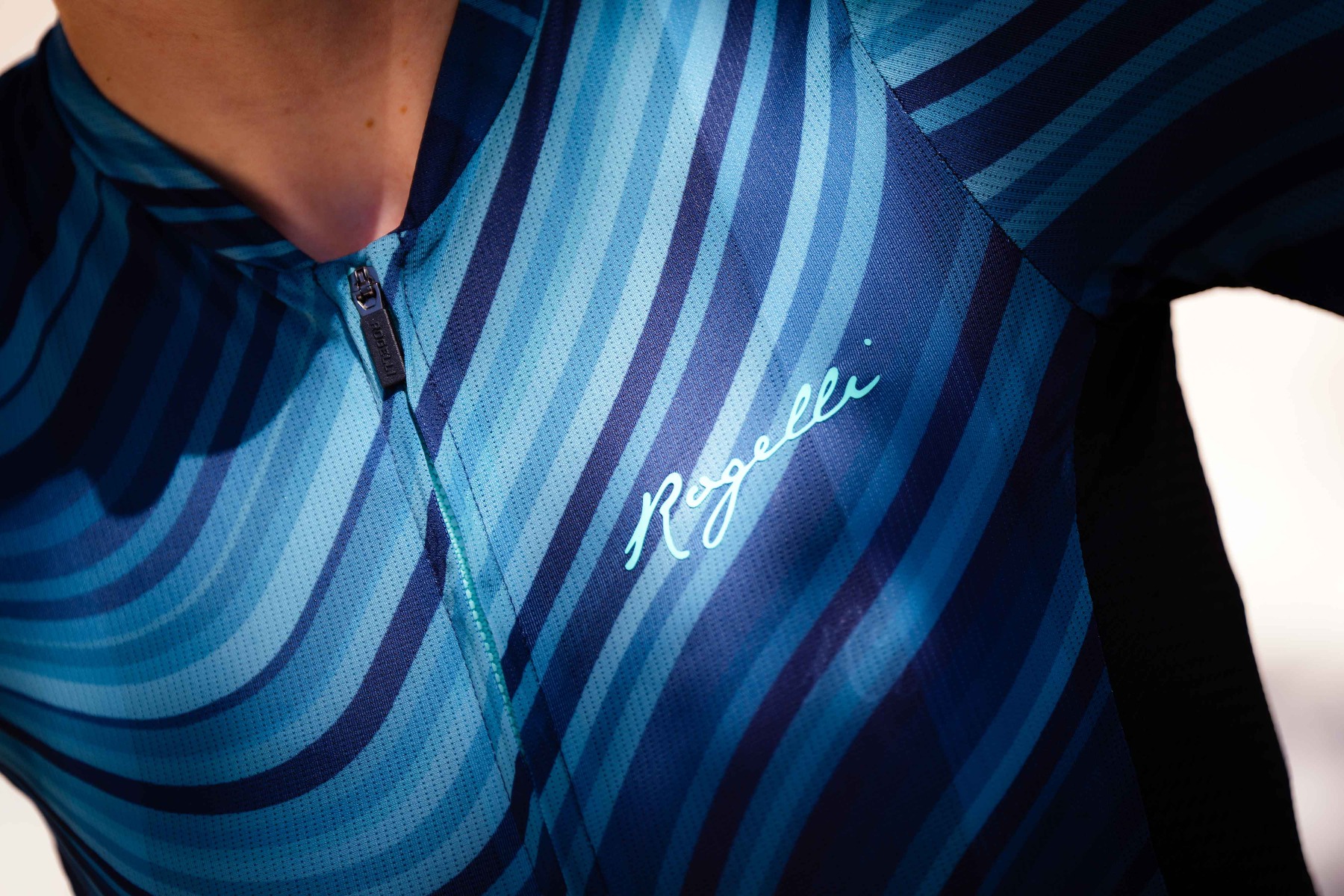 Vooraanzicht van de blauwe versie van het Lynn fietsshirt voor vrouwen uit de zomercollectie van Rogelli