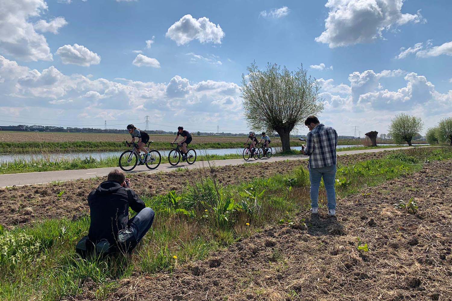Een fotograaf en videograaf werken samen tijdens een Rogelli fotoshoot in Nederland, vastleggend hoe de wielrenkleding tot leven komt voor de camera.